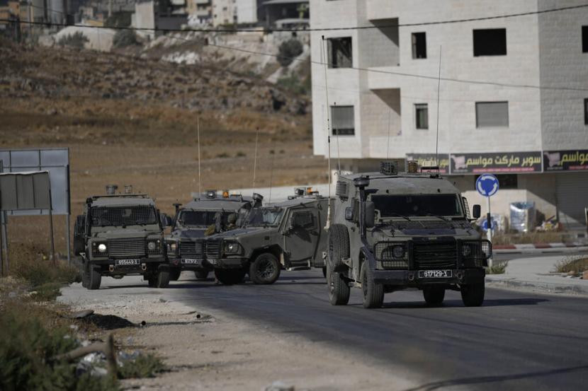 Pasukan keamanan Israel dikerahkan selama pencarian, menyusul laporan serangan penembakan di sebuah bus di desa Salem, dekat kota Nablus, Tepi Barat, Ahad, 2 Oktober 2022.