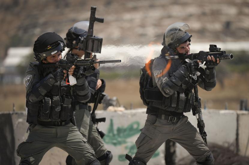 Pasukan keamanan Israel menembakkan peluru berlapis karet selama bentrokan dengan warga Palestina menyusul demonstrasi menentang serangan udara Israel di Jalur Gaza, dekat pemukiman Yahudi Tepi Barat Beit El, Sabtu, 6 Agustus 2022. 