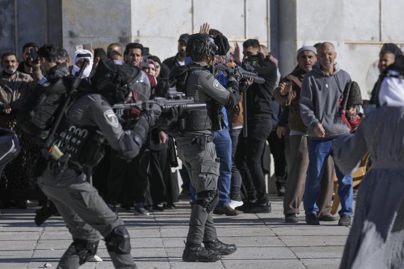 Pasukan keamanan Israel mengambil posisi saat bentrokan dengan demonstran Palestina di kompleks Masjid Al Aqsa di Kota Tua Yerusalem, Jumat, 15 April 2022. 