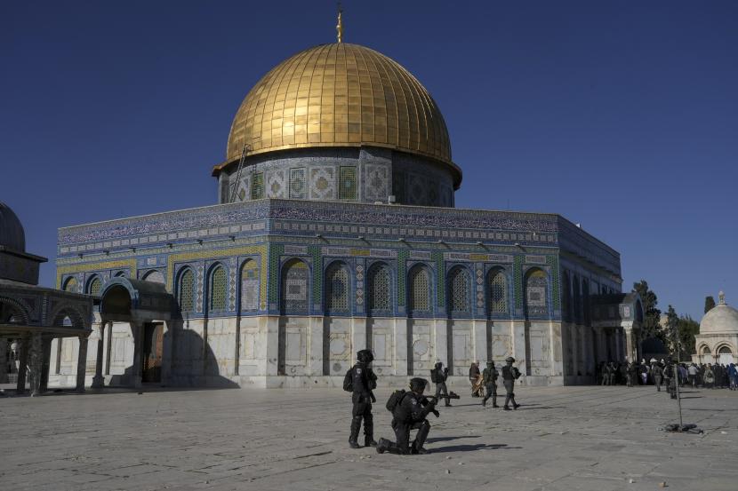 Pasukan keamanan Israel mengambil posisi saat bentrokan dengan demonstran Palestina di depan kuil Dome of the Rock di kompleks Masjid Al Aqsa di Kota Tua Yerusalem, Jumat, 15 April 2022. Ketegangan Terjadi Setelah Pemukim Israel Serbu Masjid Al Aqsa