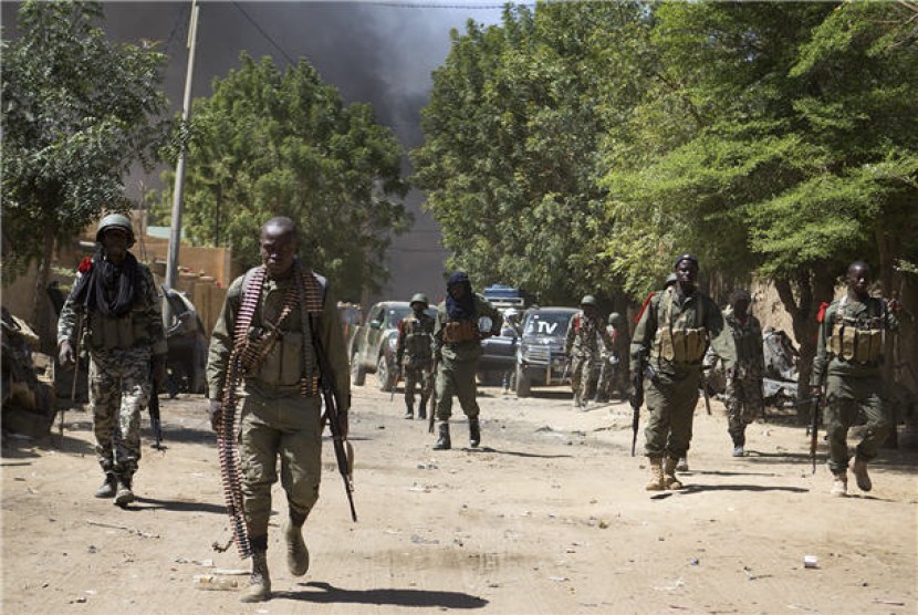 Pasukan keamanan Mali melakukan patroli di Kota Gao.