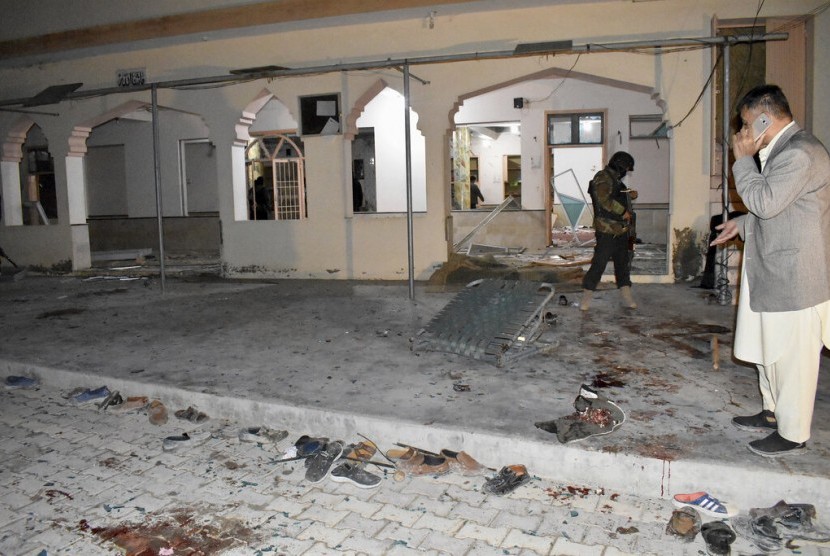 Pasukan keamanan memeriksa lokasi ledakan bom di sebuah masjid di Quetta, Pakista, Jumat (10/1). 