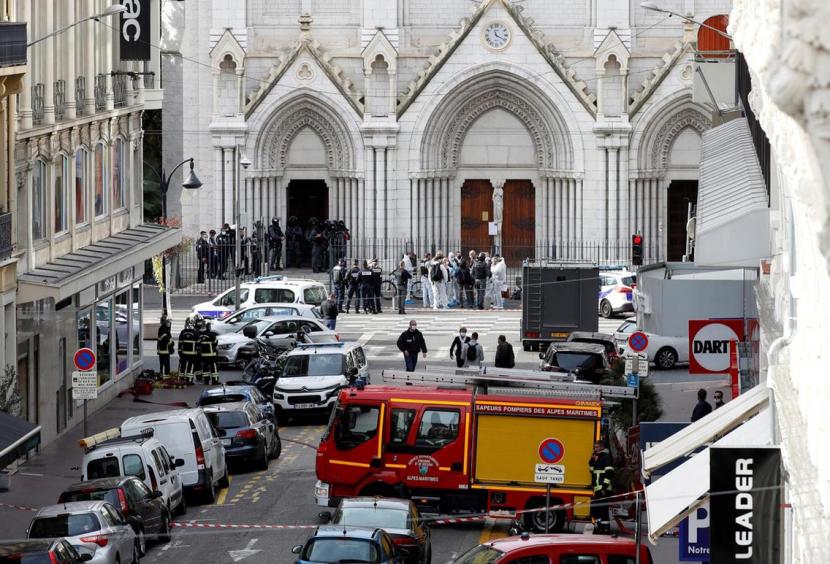 Pasukan keamanan menjaga daerah tersebut setelah serangan pisau di gereja Notre Dame. 