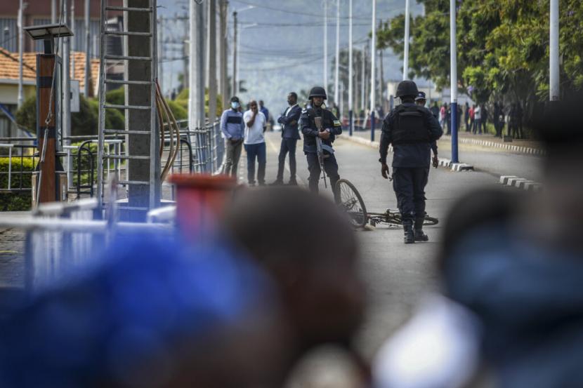 Pasukan keamanan perbatasan Rwanda berjaga di sisi mereka dari perbatasan Petite Barriere dengan Rwanda di Goma, Kongo timur Jumat, 17 Juni 2022. Pemerintah Republik Demokratik Kongo mengatakan korban pembantaian di Kota Kishishe pekan lalu menjadi 272 orang.