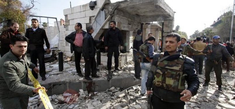 Pasukan keamanan Suriah memasang garis polisi di lokasi ledakan bom bunuh diri di Ibukota Damaskus, Jumat (23/12).