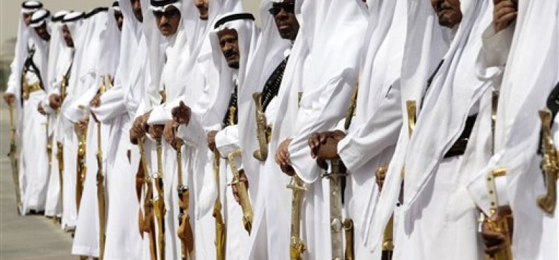 Pasukan Kehormatan Arab Saudi sedang berbaris sambil memegang pedang emas.