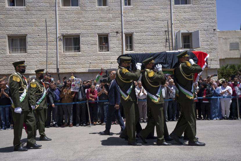 Pasukan kehormatan Palestina membawa jenazah jurnalis Aljazirah yang gugur ditembak tentara Israel, Shireen Abu Akleh, dalam serangan militer Israel di kota Jenin, Tepi Barat, selama upacara resmi di markas besar Otoritas Palestina di Ramallah, Kamis, 12 Mei , 2022.