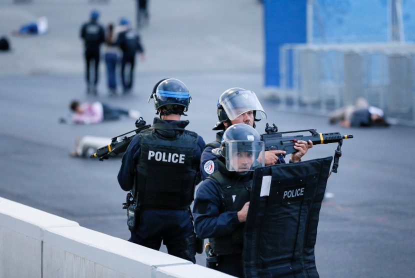 Pasukan kepolisian Prancis mengikuti latihan simulasi penanganan serangan teror terhadap perhelatan Piala Eropa 2016 di Decines, Lyon, Prancis, pada 30 Mei 2016. 
