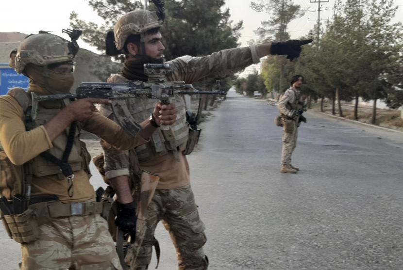 Pasukan Khusus Afghanistan berpatroli di jalan yang sepi selama pertempuran dengan pejuang Taliban, di Lashkar Gah, provinsi Helmand, Afghanistan selatan, Selasa, 3 Agustus 2021.