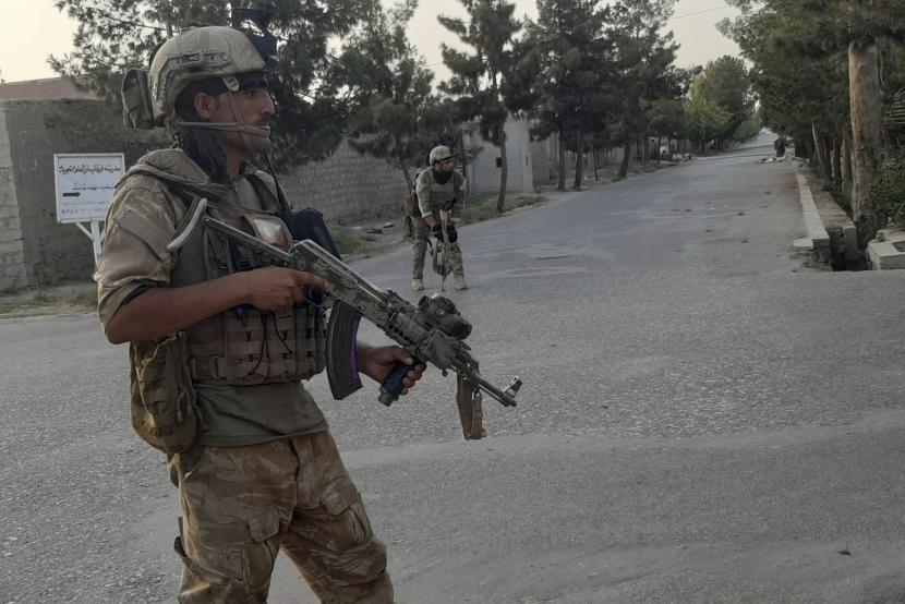 Dalam 24 Jam, Taliban Rebut Dua Kota Afghanistan. Pasukan Khusus Afghanistan berpatroli di jalan yang sepi selama pertempuran dengan pejuang Taliban, di Lashkar Gah, provinsi Helmand, Afghanistan selatan, Selasa, 3 Agustus 2021.