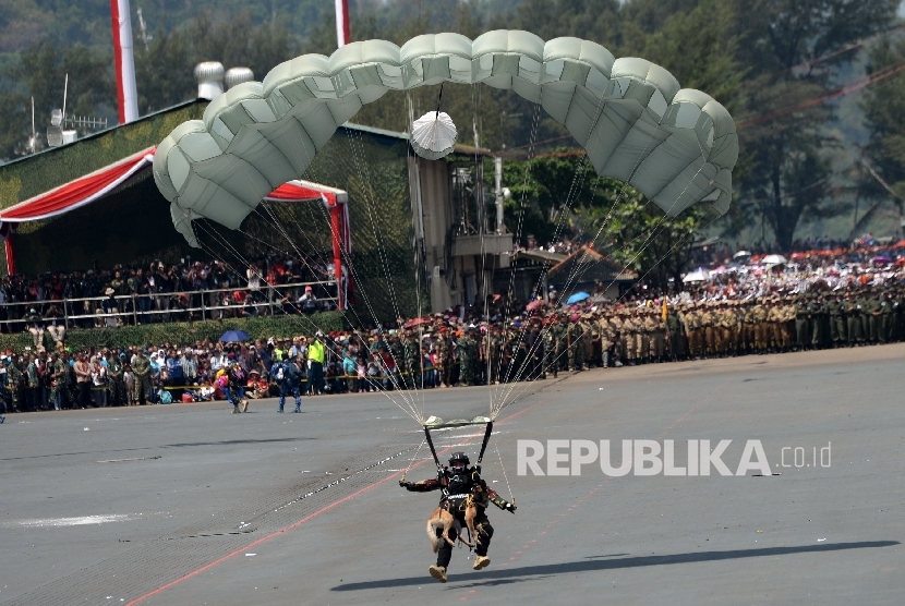 Pasukan Kopassus melakukan penerjunan bersama satwa saat Upacara Peringatan HUT TNI ke-72 di Dermaga Indah Kiat, Cilegon, Banten, Kamis (5/10).