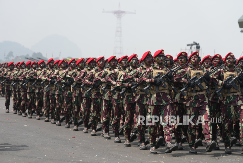 Pasukan Kopassus mengikuti defile dalam geladi bersih Upacara Kehormatan Militer di Pusdiklatpassus Kopassus Batujajar, Kabupaten Bandung Barat, Jawa Barat, Jumat (8/8/2025).