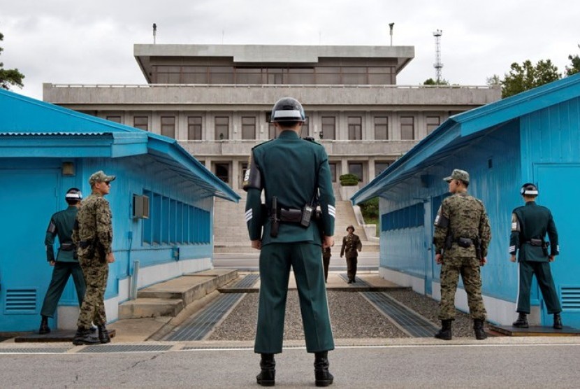 Pasukan Korea Selatan berjaga di perbatasan dengan pasukan Korea Utara.