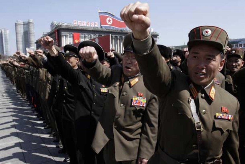   Pasukan Korea Utara berbaris di lapangan Kim Il Sung Square,Pyongyang, Korea Utara, Jumat (29/3).