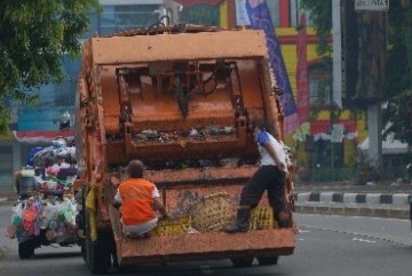 Pasukan Kuning tengah mengangkut sampah (ilustrasi).