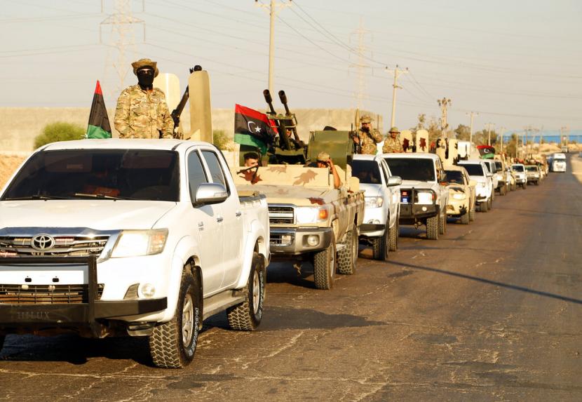 Pasukan Libya berpartisipasi dalam parade militer di kota Misrata pada 9 Agustus 2022. Pasukan tersebut setia kepada salah satu pemerintah saingan Libya yang dipimpin oleh Perdana Menteri Fathi Bashagha, yang berselisih dengan pemerintah lain yang duduk di ibu kota negara itu, Tripoli. 230 Mayat tak Dikenal Ditemukan di Libya