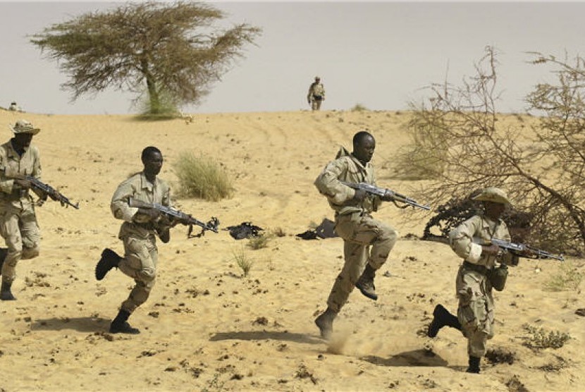  Pasukan Mali menggelar latihan perang di gurun dekat Timbuktu, Mali, guna mengantisipasi serangan teroris. (ilustrasi)