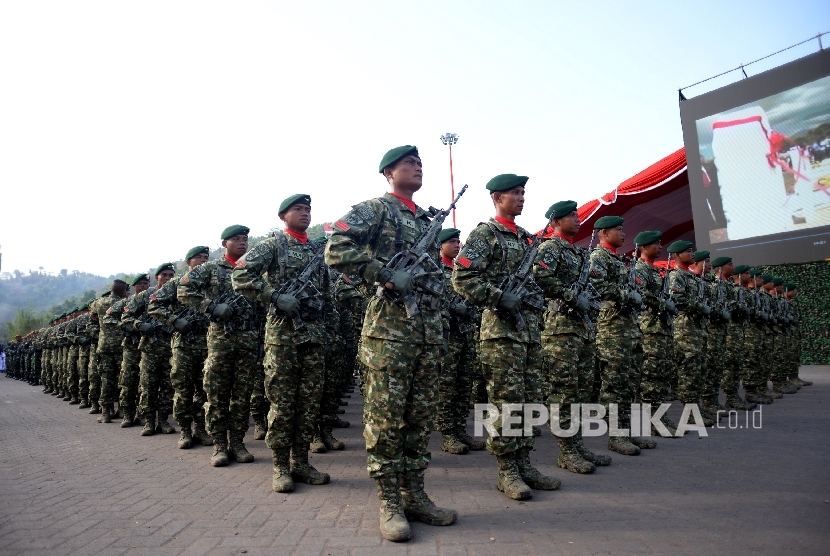 Pasukan melakukan persiapan sebelum Gladi Bersih HUT TNI ke-72 di Dermaga Indah Kiat Cilegon, Banten.