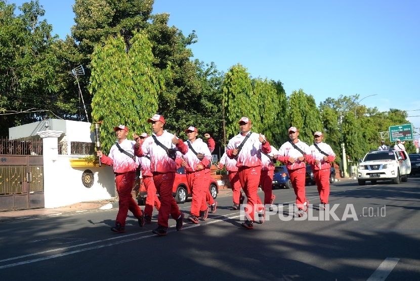 Pasukan pembawa api PON 2016 (Republika/ Wihdan)