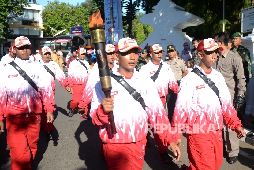 Pasukan membawa Api Obor PON 2016 menuju Gedung Walikota Cirebon, Jawa Barat, Senin (5/9). (Republika/ Wihdan)