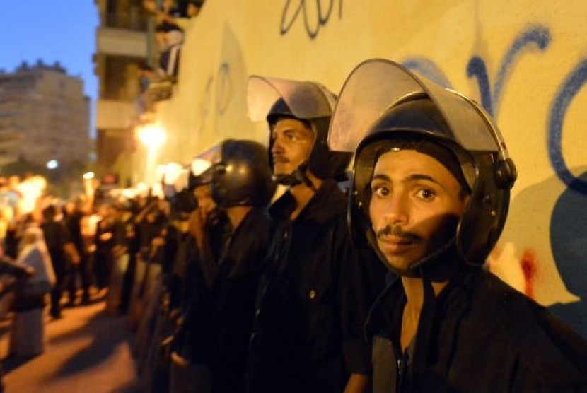 Pasukan Mesir berjaga di kedutaan besar AS Kairo saat demo film anti-islam