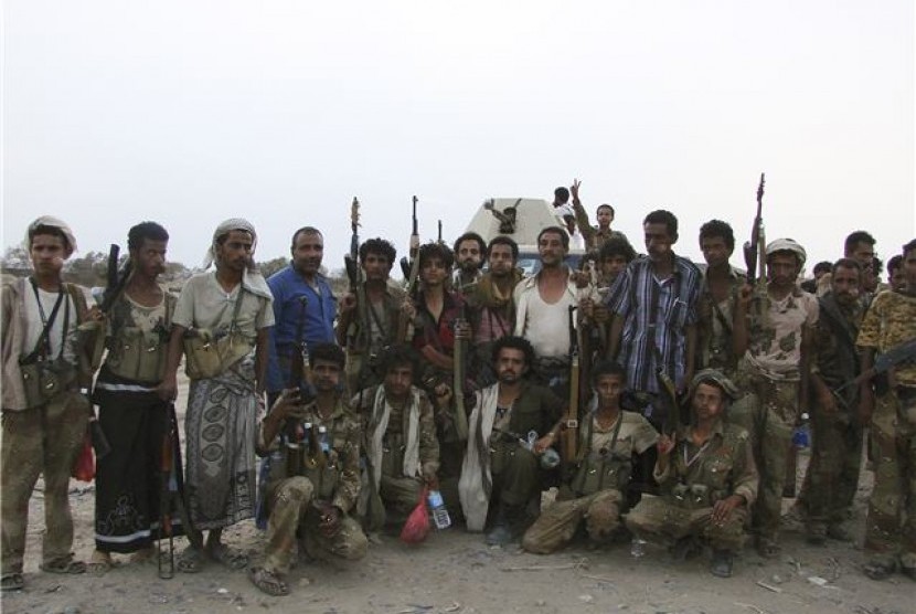 Pasukan militer berpose di garis depan perlawanan menghadapi Al Qaidah di Zinjibar, Yaman, pada 30 Mei lalu. 