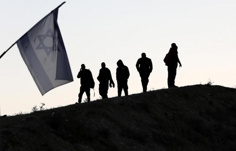  Ulama Muslim Kutuk Eratnya Hubungan UEA dan Israel. Pasukan Militer Israel mencegah seorang buruh Palestina memasuki wilayah Israel setelah secara ilegal melintasi pagar keamanan Israel di dekat kota Hebron Tepi Barat.