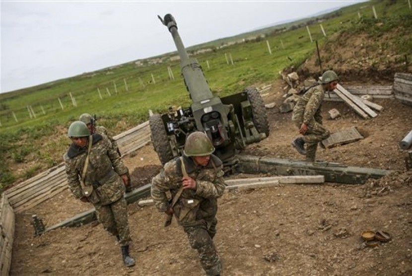 Pasukan militer Nagorno-Karabakh menyiapkan senjata dari sebuah howitzer di Nagorno-Karabakh, Azerbaijan, Selasa, 5 April 2016. 