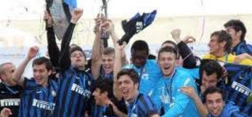 Pasukan Muda Inter Milan merayakan kesuksesan menjadi juara Nextgen Series 2012