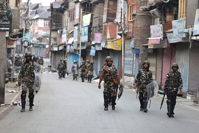 Pasukan paramiliter India berjaga di Srinagar, Khasmir. Pakistan telah mengutuk keras keputusan India menggelar serangkaian pertemuan G20 di Kashmir. Islamabad menyebut langkah yang diambil India tak bertanggung jawab.