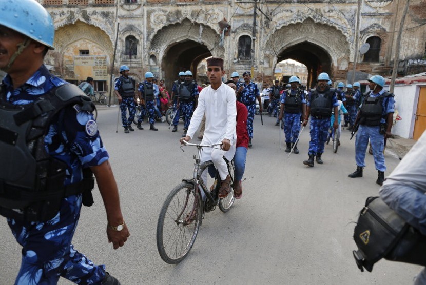 Pasukan paramiliter India berpatroli di Ayodhya, India sehari setelah Mahkamah Agung memutuskan menyerahkan situs bersejarah umat Islam Masjid Ram Janmabhoomi-Babri di Ayodhya kepada umat Hindu, 10 November 2019.