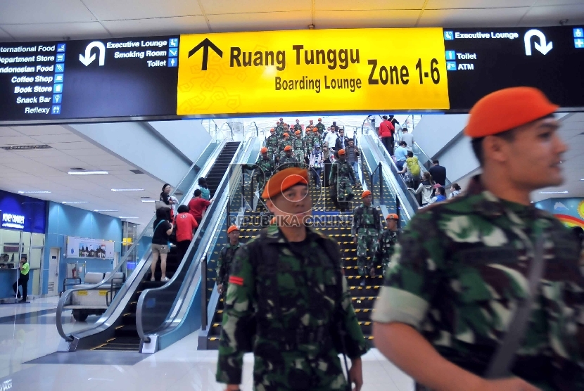  Pasukan Paskhas TNI AU melakukan pengamanan di bandara. 