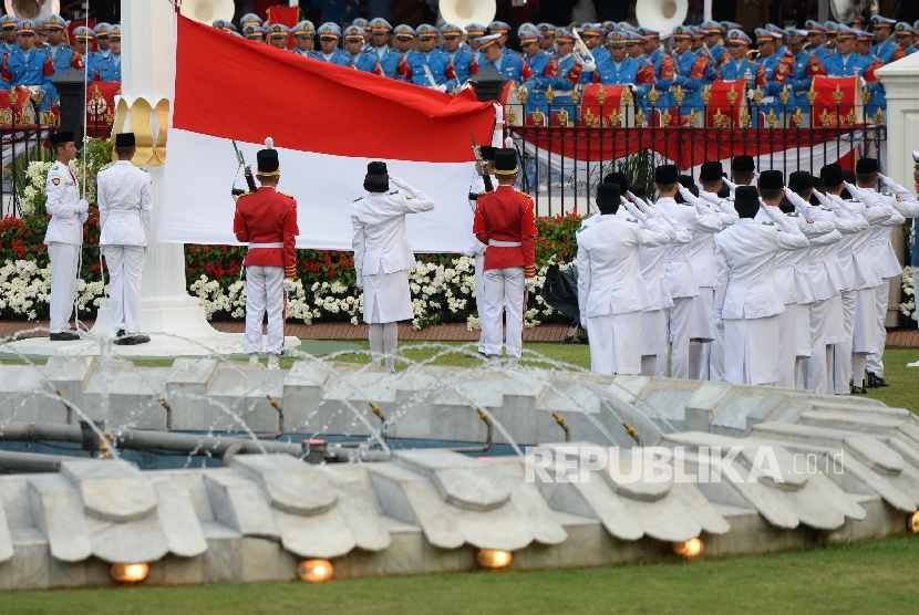   Pasukan Paskibraka melakukan penurunan bendera pusaka merah putih pada Upacara Hari Kemerdekaan ke-72 di Istana Merdeka, Jakarta, Kamis (17/8). 
