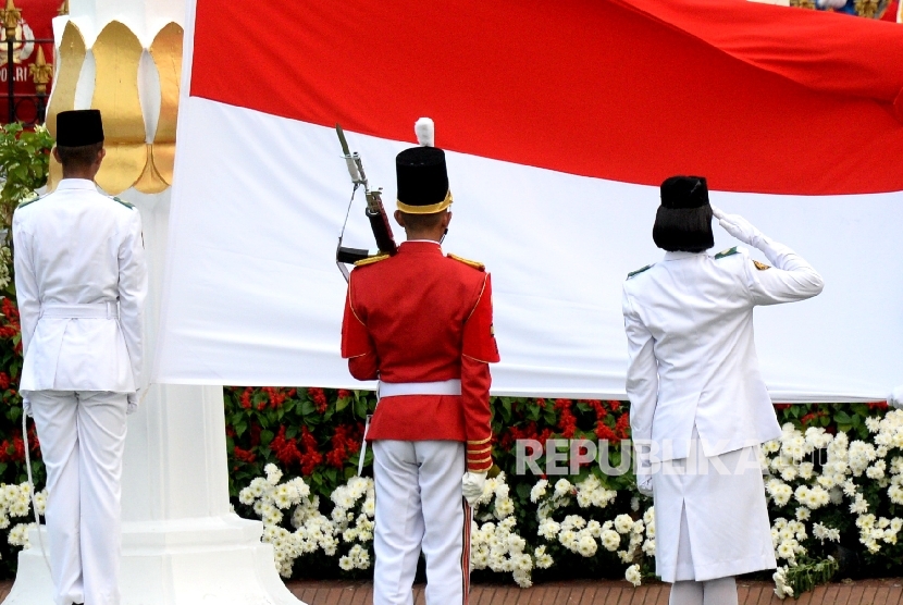  Pasukan Paskibraka melakukan penurunan bendera pusaka merah putih pada Upacara Hari Kemerdekaan ke-72 di Istana Merdeka, Jakarta, Kamis (17/8).