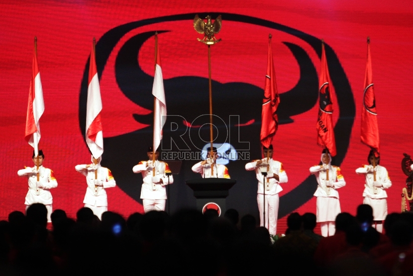 Pasukan Paskibraka pada pembukaan Rapat Kerja Nasional Partai Demokrasi Indonesia Perjuangan (PDI-P) di Jakarta International Expo (JIExpo) Kemayoran, Jakarta, Ahad (10/1). (Republika/Rakhmawaty La'lang)