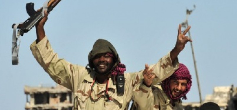 Pasukan pemberontak anti-Qaddafi di Sirte merayakan tertangkapnya Qaddafi