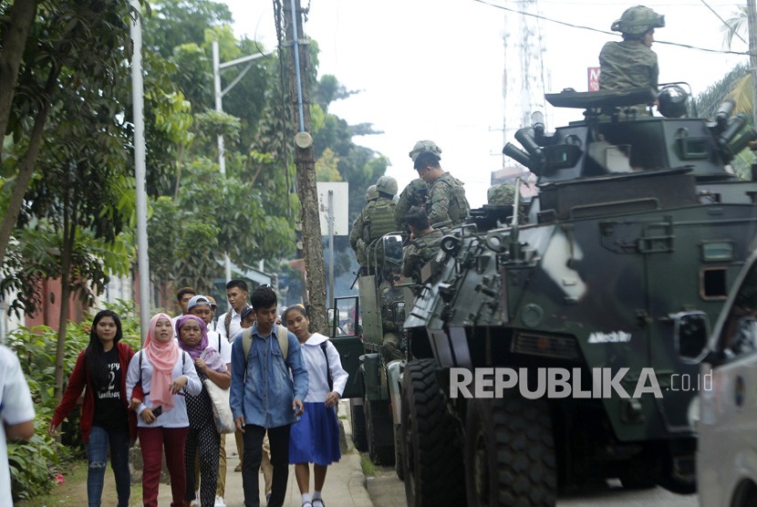  Pasukan pemerintah Filipina dengan kendaraan lapis baja melakukan patroli sehari setelah plebisit tentang Hukum Organik Bangsamoro (BOL) di kota Jolo, di pulau Sulu yang bergejolak, Filipina selatan.