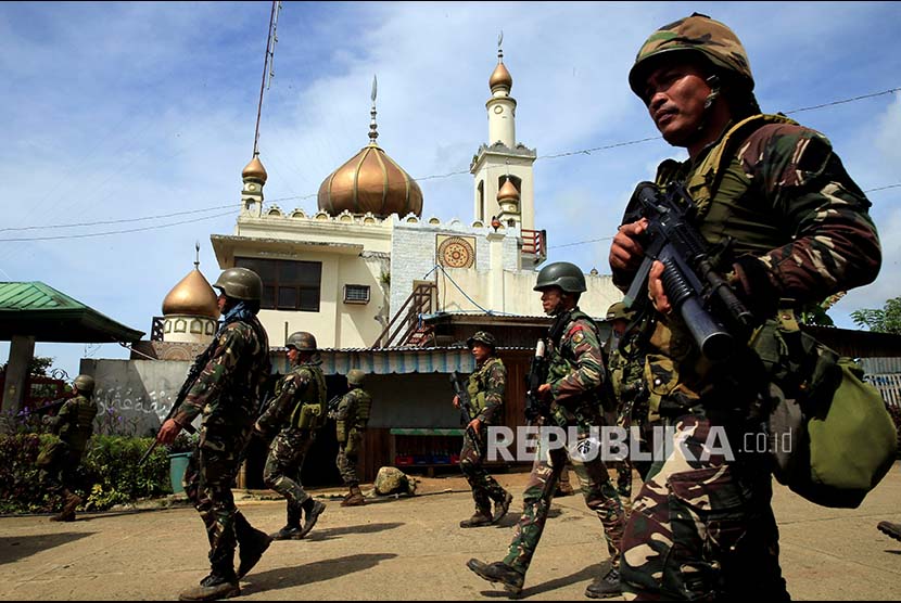  Masjid Agung Marawi City Kembali Dibuka. Foto: Pasukan pemerintah melintasi masjid di Marawi City, Filipina Selatan.
