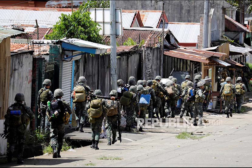 Philippine Marines advance their positions as more soldiers reinforce to fight the Maute group in Marawi City in southern Philippines May 29, 2017.
