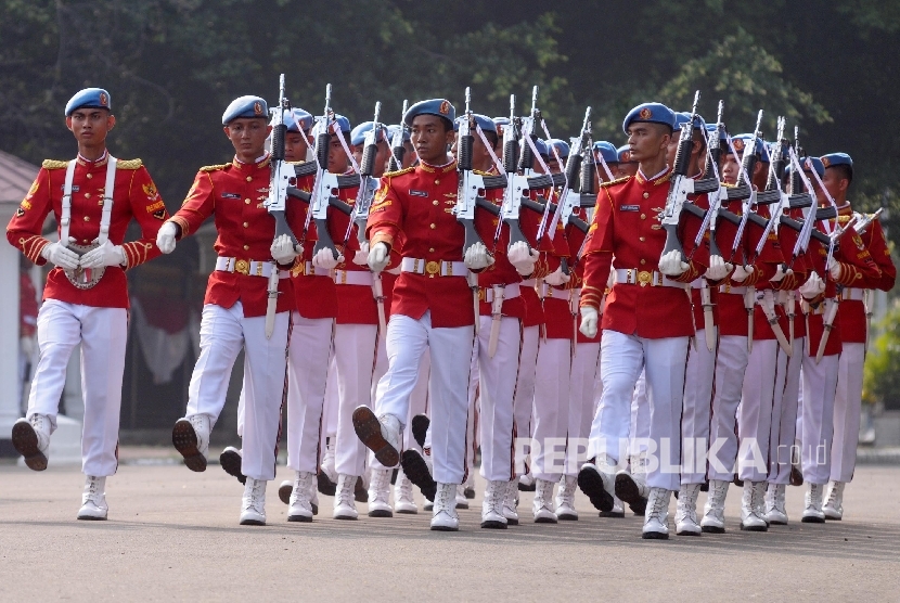 Pasukan Pengaman Presiden (Paspampres) melakukan prosesi serah terima pergantian pasukan jaga Istana di depan Istana Negara, Jakarta, Ahad (17/7). (Republika/Yasin Habibi)