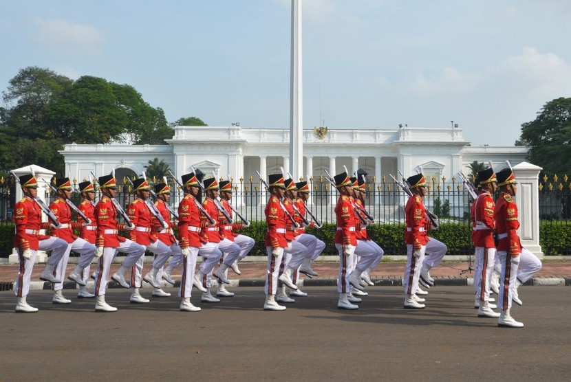 Pasukan Pengaman Presiden (Paspampres) menggelar prosesi serah terima pergantian pasukan jaga Istana di depan Istana Merdeka, Jakarta, Minggu (20/11). 