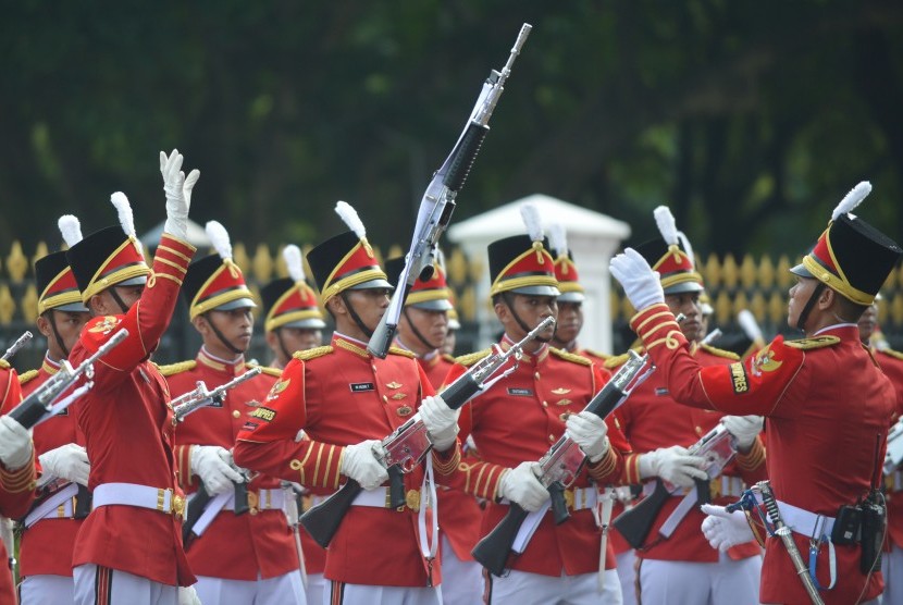 Pasukan Pengaman Presiden (Paspampres) menggelar prosesi serah terima pergantian pasukan jaga Istana di depan Istana Merdeka, Jakarta Pusat, Ahad (20/11). 