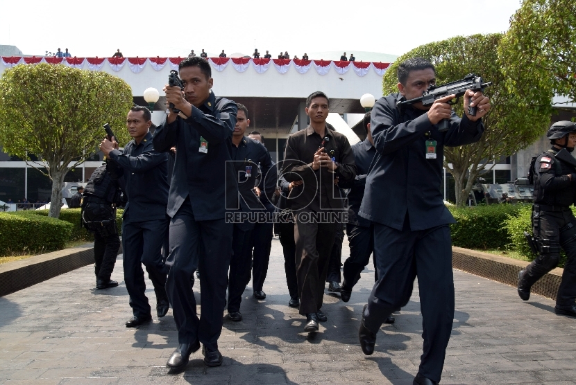 Pasukan Pengamanan Presiden (Paspampres) melakukan simulasi pengamanan Presiden di Kompleks Parlemen, Jakarta, Kamis (13/8).Republika/Rakhmawaty La'lang