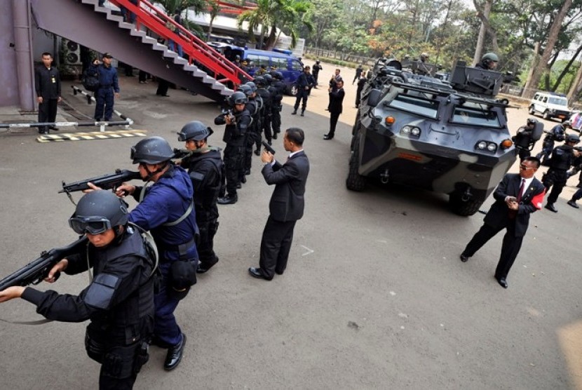 Pasukan Pengamanan Presiden (Paspampres) mengikuti latihan pengamanan tamu negara jelang KTT Bali Democracy Forum (BDF) 2012, di Parkir Timur Senayan Jakarta, Selasa (23/10).