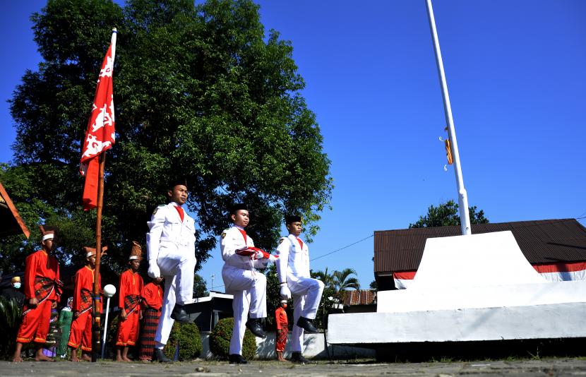 Pasukan pengibar bendera mengibarkan bendera merah putih saat upacara memperingati Kemerdekaan RI (ilustrasi)