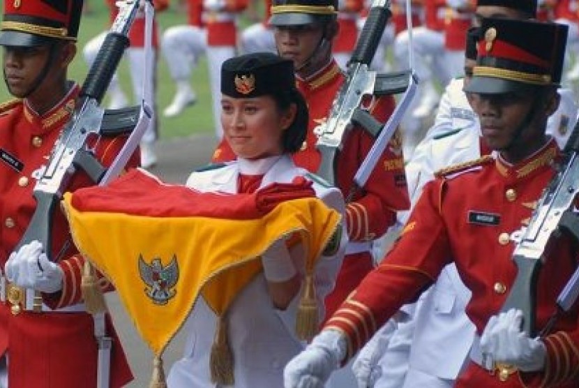 Pasukan pengibar Bendera Merah Putih (Paskibraka) bertugas dalam upacara Hari Ulang Tahun RI di Istana Negara