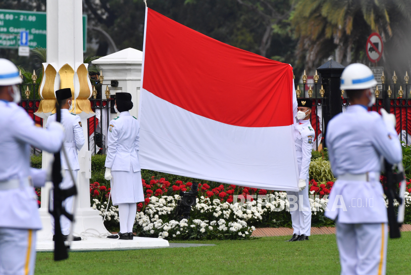 Pasukan Pengibar Bendera Pusaka (Paskibraka) mengibarkan Bendera Merah Putih saat Upacara Peringatan Detik-Detik Proklamasi 1945 yang dipimpin oleh Presiden Joko Widodo di Istana Merdeka, Jakarta, pada tahun lalu. Jalan menuju Istana Merdeka akan ditutup hingga sore hari selama berlangsungnya Upacara Detik-Detik Proklamasi dalam rangka Peringatan HUT Ke-76 Republik Indonesia pada Selasa (17/8/2021). 