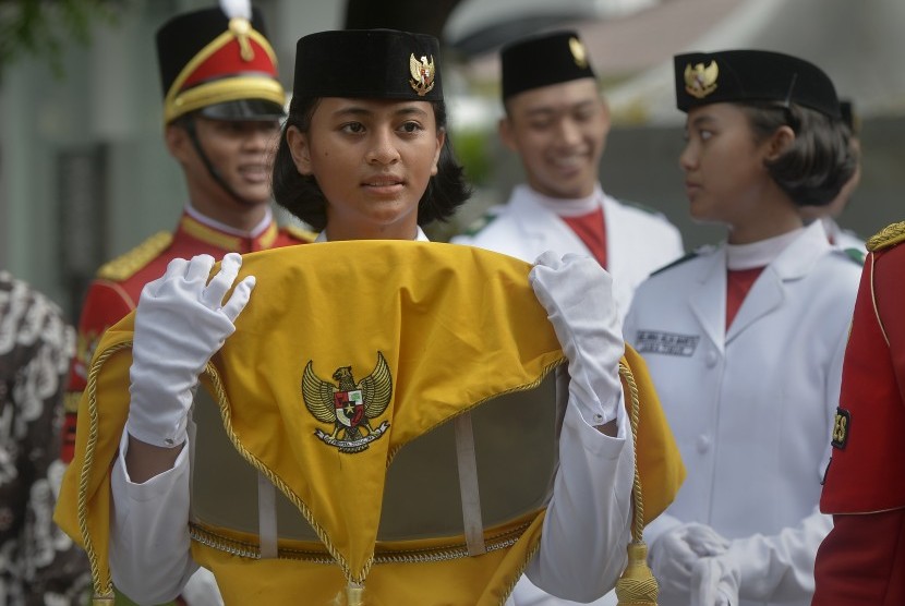 Pasukan Pengibar Bendera Pusaka (Paskibraka) bersiap mengikuti gladi bersih Upacara Peringatan Detik-Detik Proklamasi Kemerdekaan Indonesia di Halaman Istana Merdeka, Jakarta, Senin (15/8).