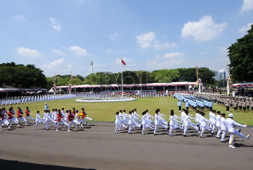  Pasukan Pengibar Bendera Pusaka (Paskibraka) dan Paspampres berbaris saat upacara peringatan Kemerdekaan RI ke-68 di Istana Merdeka, Jakarta, Sabtu (17/8). (Republika/Aditya Pradana Putra)