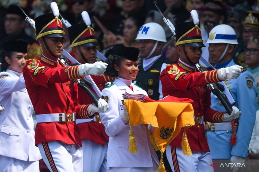 Pasukan Pengibar Bendera Pusaka (Paskibraka) Lilly Indriani Suparman Wenda (tengah) membawa Bendera Merah Putih untuk dikibarkan dalam Upacara Peringatan Detik-Detik Proklamasi Kemerdekaan ke-78 Republik Indonesia di Istana Merdeka, Jakarta, Kamis (17/8/2023). 